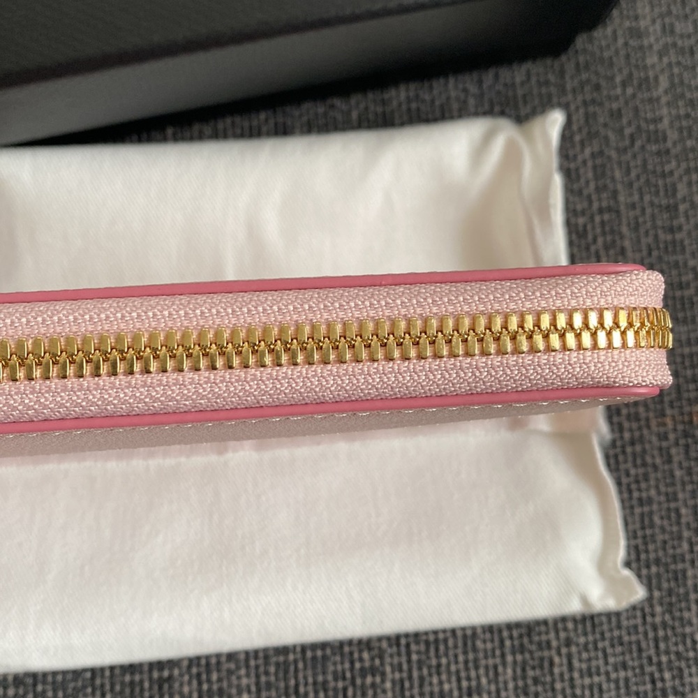 MCM NWT Powder Pink Aren Visetos Zip Around Leather Wallet 8” x 4” - Picture 6 of 12